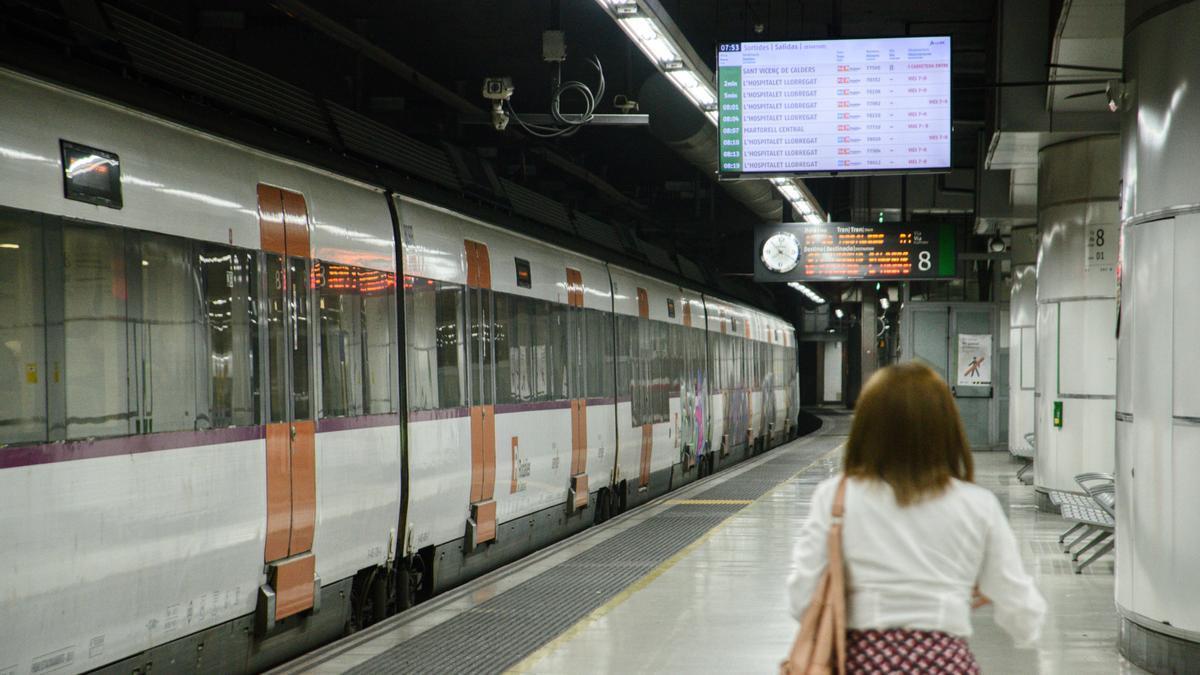 Una pasajera en el anden de los trenes de Renfe Rodalies, en Barcelona