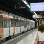 Una pasajera en el anden de los trenes de Renfe Rodalies, en Barcelona