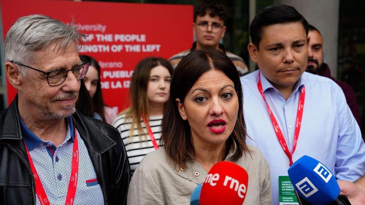 La ministra de Juventud e Infancia, Sira Rego (c), junto al presidente del Partido de la Izquierda Europea, Walter Baier (i).