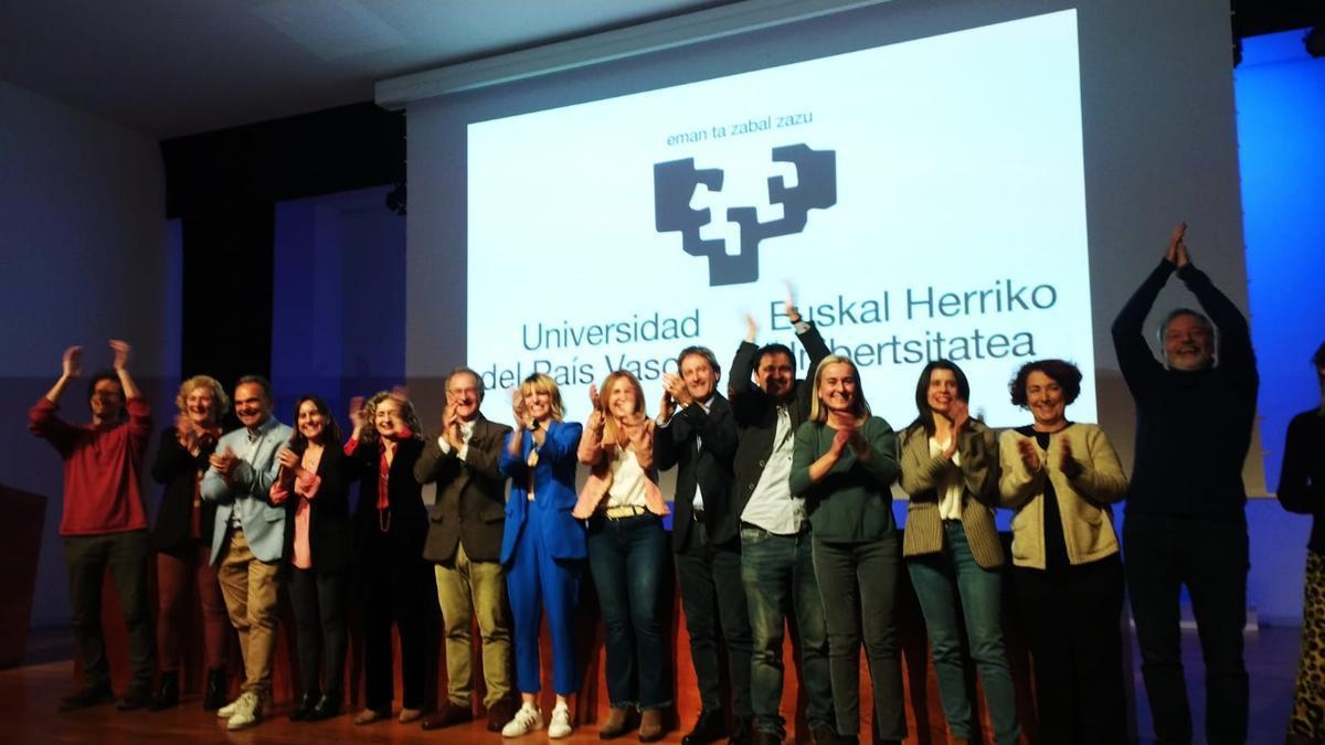 Bengoetxea celebra junto a su equipo el triunfo en las elecciones a la rectoría de la UPV/EHU.