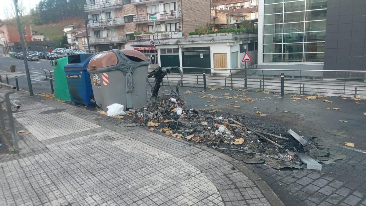 Actos vandálicos en Lazkao: contenedores quemados y pintada en el frontón