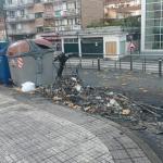Actos vandálicos en Lazkao: contenedores quemados y pintada en el frontón