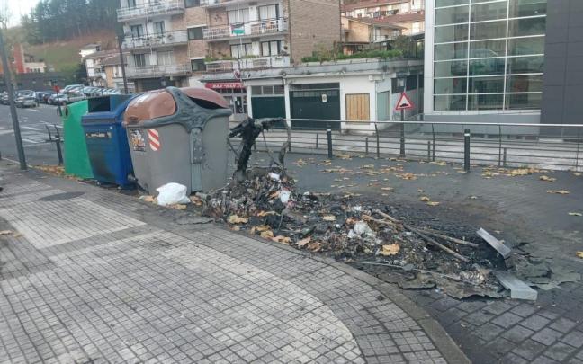 Actos vandálicos en Lazkao: contenedores quemados y pintada en el frontón