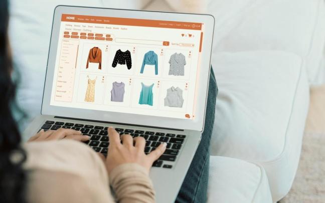 Una mujer visita la web de una tienda de ropa en internet.
