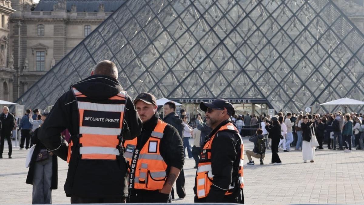 Una mujer inculpada por complicidad en el robo del Louvre, otro de los detenidos liberado