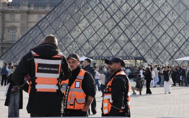 Una mujer inculpada por complicidad en el robo del Louvre, otro de los detenidos liberado