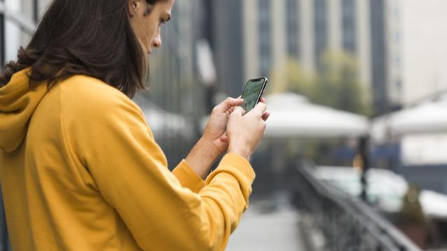 Un joven utiliza un teléfono móvil.