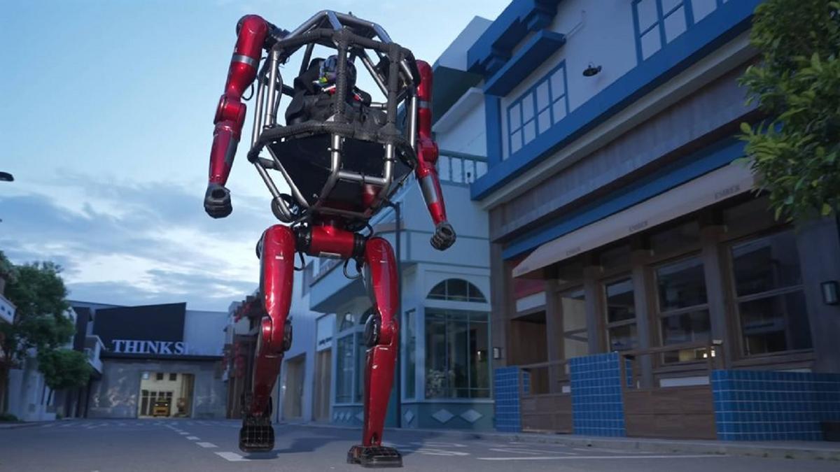 Un piloto dentro del robot humanoide gigante GD01.