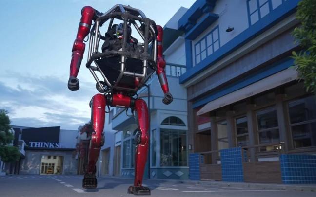 Un piloto dentro del robot humanoide gigante GD01.