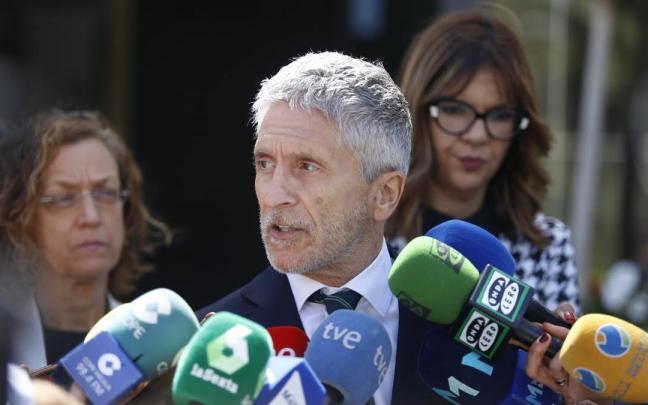 El ministro del Interior, Fernando Grande-Marlaska, atiende a medios en la delegación del Gobierno español en Melilla.