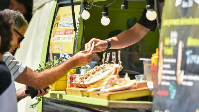 Clientes de una 'foodtruck' / Arnaitz Rubio Clientes de una 'foodtruck'