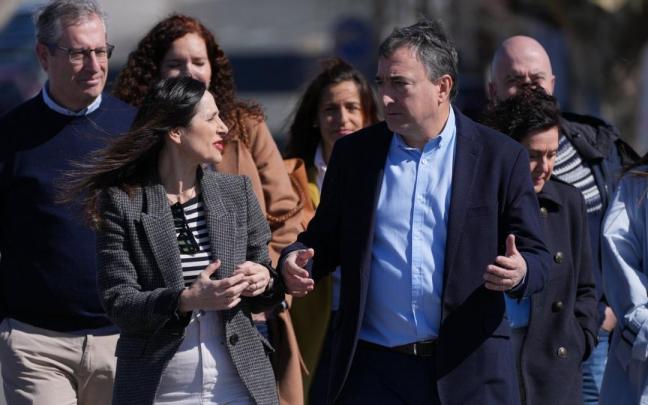 Aitor Esteban y Bakartxo Tejeria, acompañados de otros dirigentes del partido, en el Puente de la Avenida de Irun.