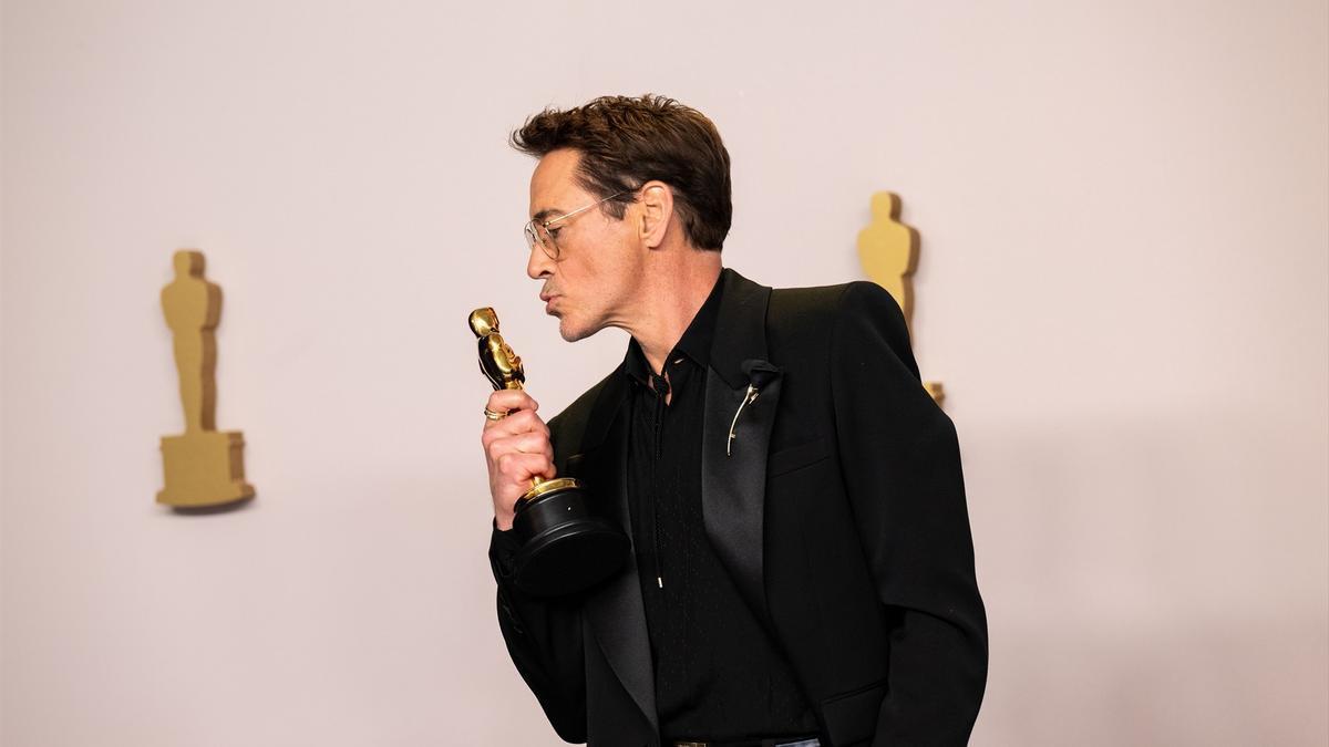 El actor estadounidense Robert Downey Jr., ganador del Oscar al Mejor Actor de Reparto por "Oppenheimer", posa en la sala de prensa durante la 96ª ceremonia anual de los Premios Oscar en el Teatro Dolby