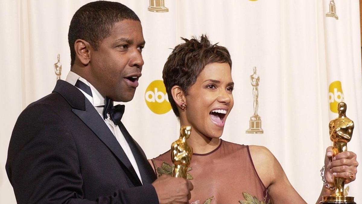 Denzel Washington y Halle Berry posan con sus premios Oscar en 2002.