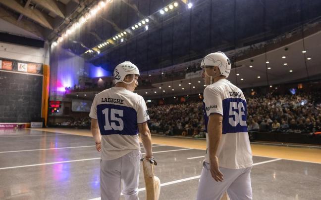 Ludovic Laduche y Jon Zabala charlan durante un lance del encuentro en un Jai Alai de Gernika a reventar