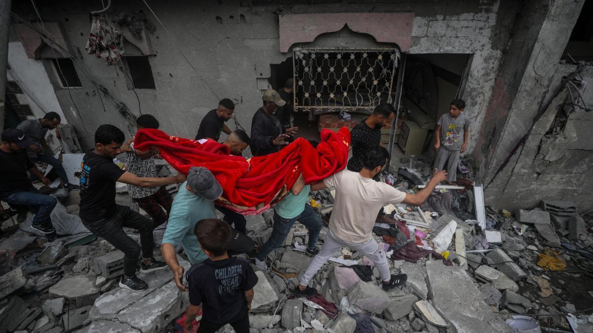 Imagen captada tras un bombardeo israelí sobre Nusairat. | Continúa la búsqueda de sobrevivientes entre los escombros.