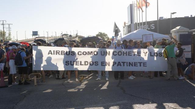 Trabajadores de Airbus se concentran a las puertas de la sede de Getafe.