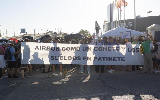 Trabajadores de Airbus se concentran a las puertas de la sede de Getafe.