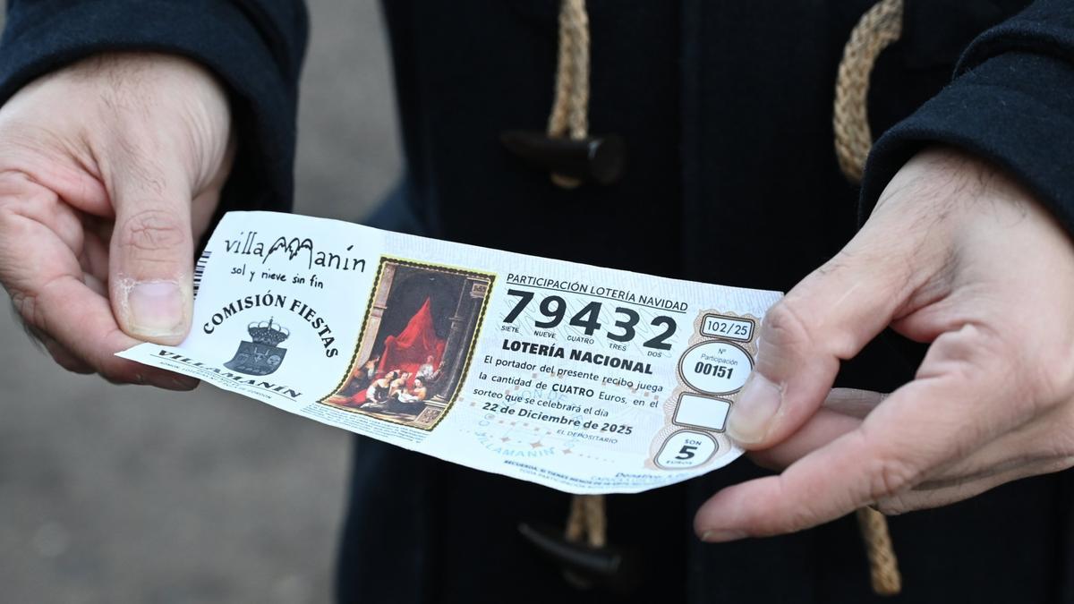 Un vecino de Villamanín muestra el décimo de El Gordo.