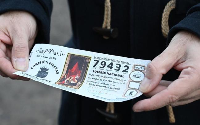 Un vecino de Villamanín muestra el décimo de El Gordo.