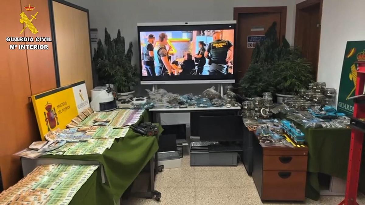 Dinero, drogas y objetos intervenidos a los detenidos por vender droga a turistas en asociaciones cannábicas.