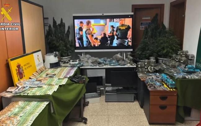 Dinero, drogas y objetos intervenidos a los detenidos por vender droga a turistas en asociaciones cannábicas.