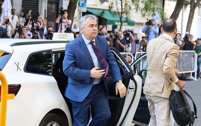 El exsecretario de Organización del PSOE Santos Cerdán a su llegada a declarar en el Tribunal Supremo / EP El exsecretario de Organización del PSOE Santos Cerdán a su llegada a declarar en el Tribunal Supremo