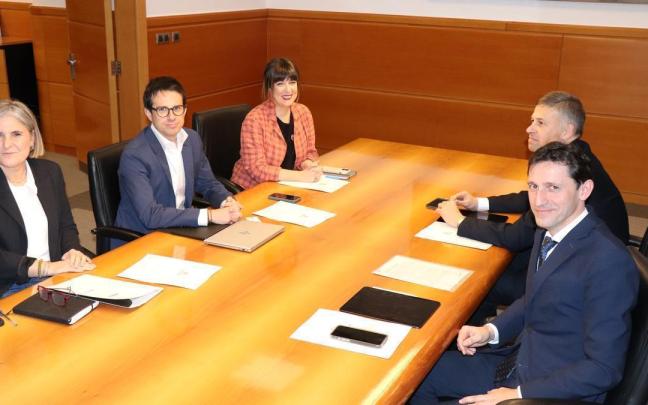 El consejero de Hacienda, Noël d'Anjou, con una delegación de Bildu encabezada por Otxandiano, el año pasado