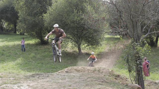Ciclistas probando las nuevas pistas y recorridos del Bike Park de Ollargan-Montefuerte