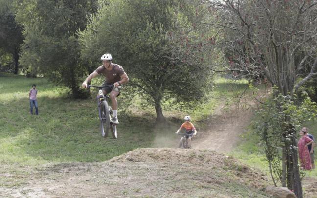 Ciclistas probando las nuevas pistas y recorridos del Bike Park de Ollargan-Montefuerte