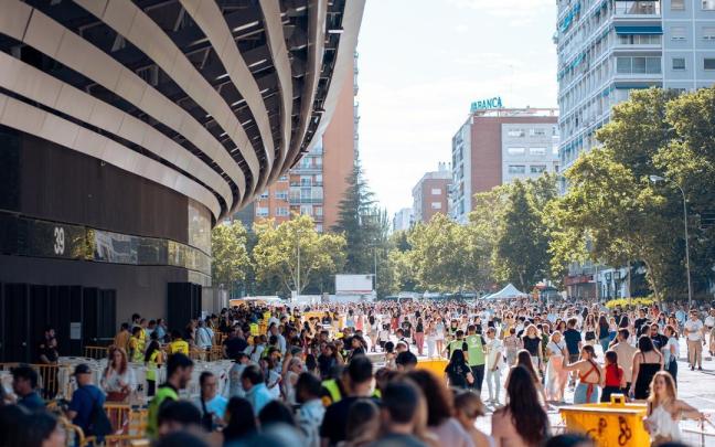 Fans de la cantante Taylor Swift, a las puertas del Bernabeu.
