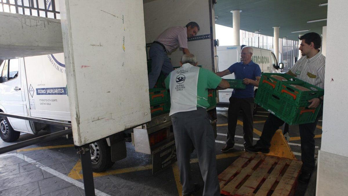 Voluntarios del Banco de Alimentos de Álava recogiendo una donación de Mercadona.