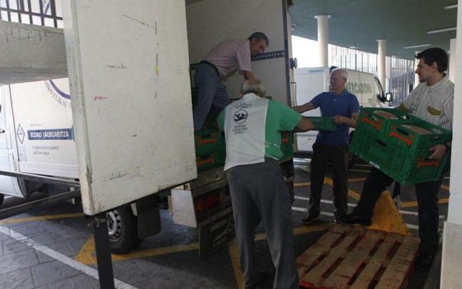 Voluntarios del Banco de Alimentos de Álava recogiendo una donación de Mercadona.
