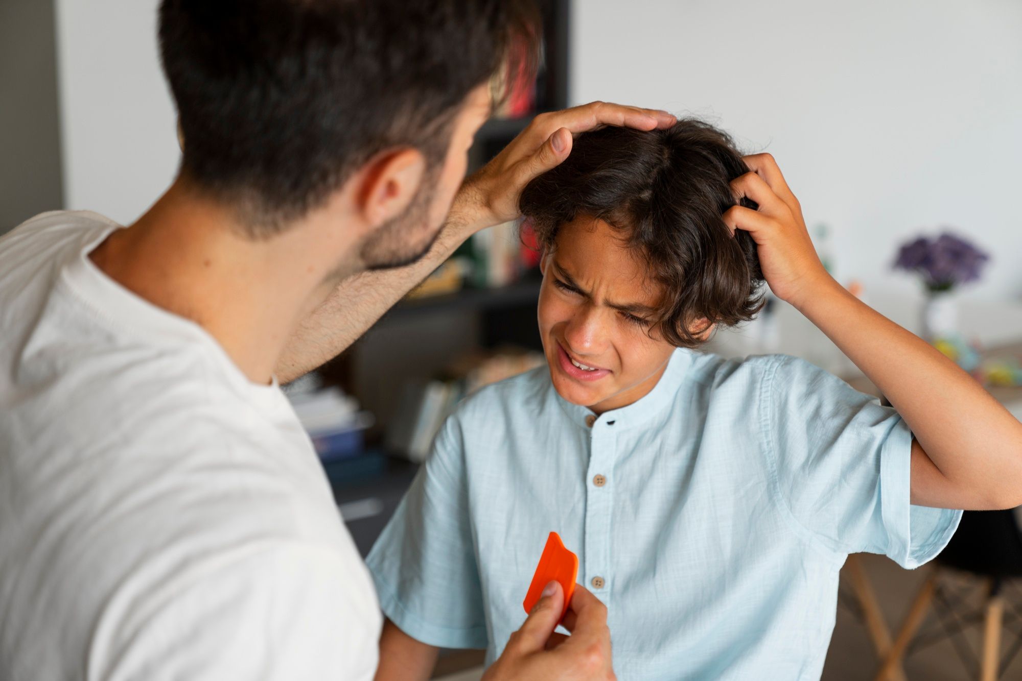 Un niño se rasca enérgicamente la cabeza.