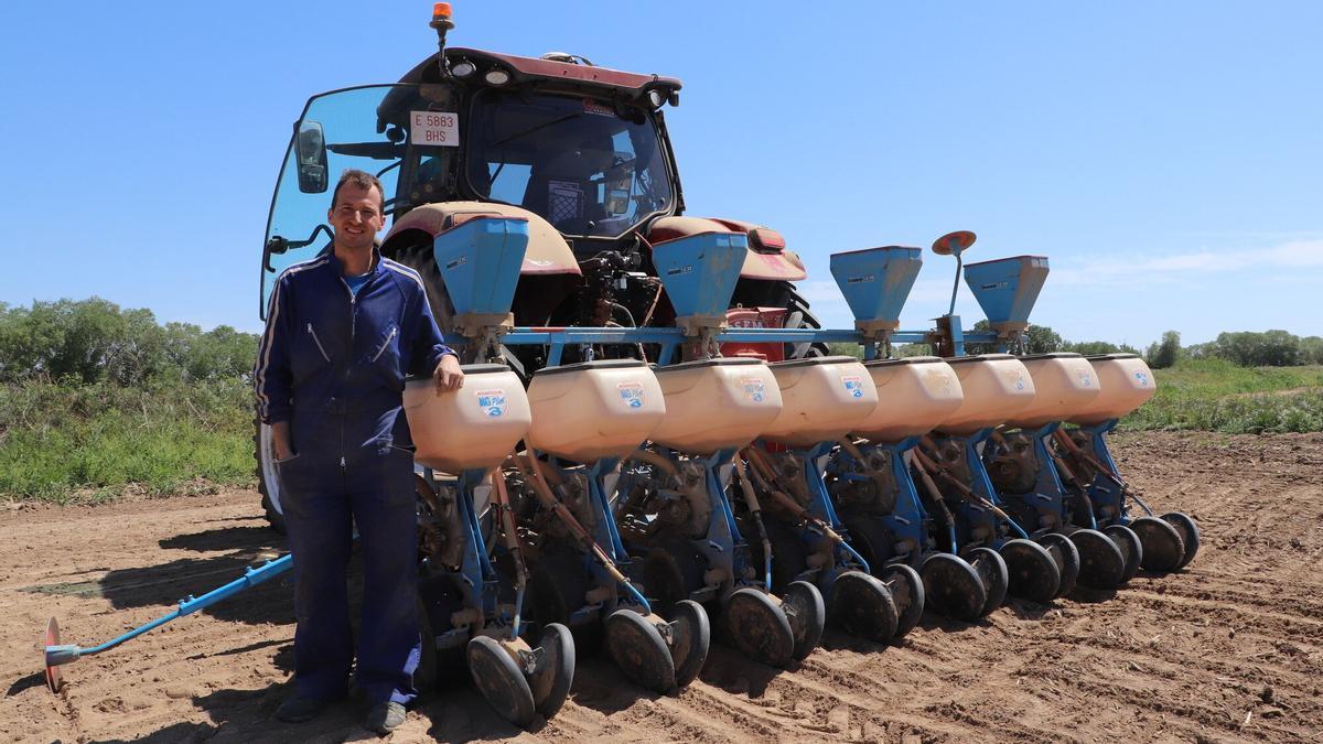 David Navarro junto a su tractor, en plena faena de plantar maíz, en un campo junto al Ebro. David Navarro junto a su tractor, en plena faena de plantar maíz, en un campo junto al Ebro. FERMÍN PÉREZ NIEVAS