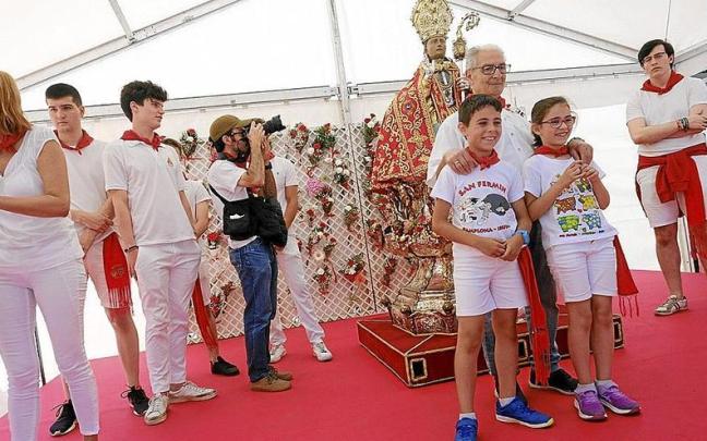 Ofrenda floral a San Fermín por el Día del Niñ@.