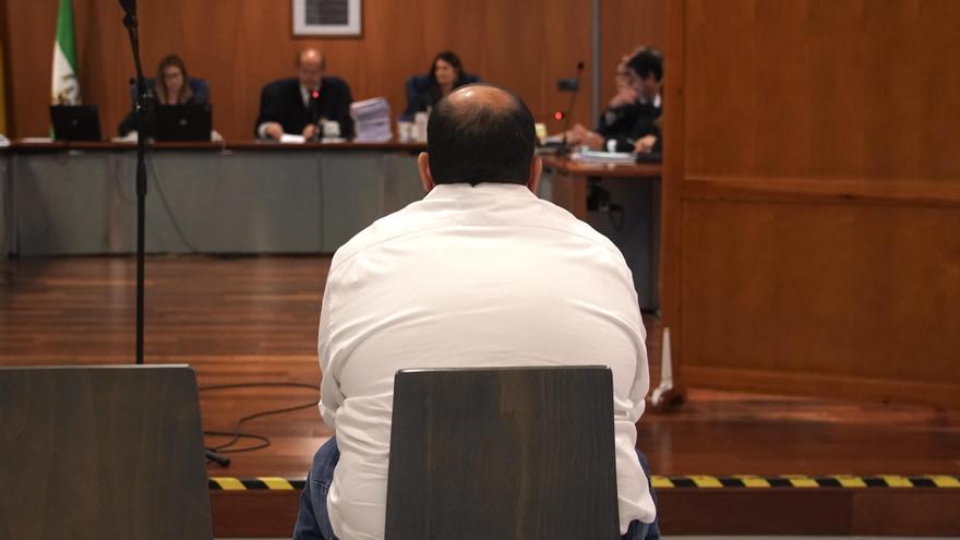 El cura durante el juicio.