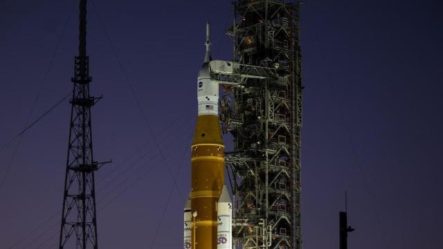 La nave espacial Orión, en el marco de la misión Artemis, transportará a cuatro astronautas en un viaje alrededor del satélite.