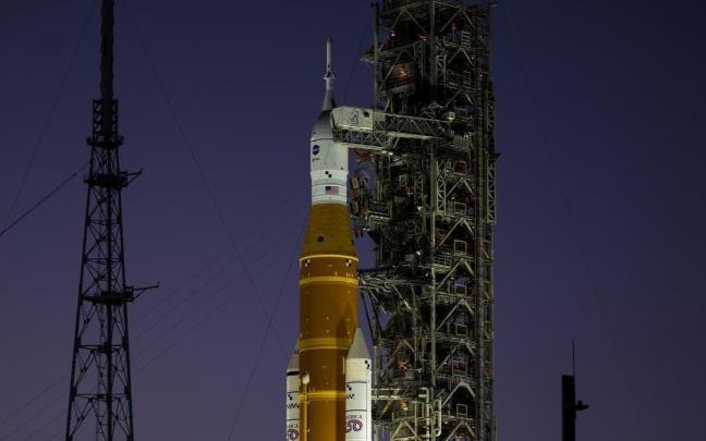 La nave espacial Orión, en el marco de la misión Artemis, transportará a cuatro astronautas en un viaje alrededor del satélite.