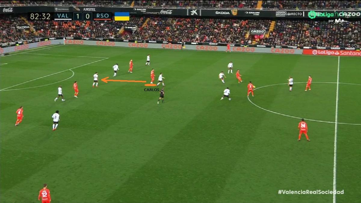 Tras el movimiento del técnico rival, la Real se atascó definitivamente, ya que tampoco terminó de funcionar la inclusión de un mediapunta como Carlos Fernández, más agresivo para aprovechar las caídas o romper al espacio que generaran los delanteros. En definitiva, el equipo txuri-urdin firmó una de sus peores actuaciones de la campaña. Porque el plan no propició demasiadas situaciones ventajosas. Y porque a lo poco generado tampoco le siguieron acciones técnicas de precisión.