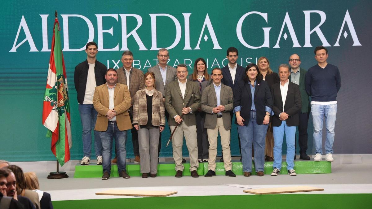El presidente del EBB del PNV, Aitor Esteban, con los miembros de la Ejecutiva nacional, en la Asamblea General de marzo en Donostia