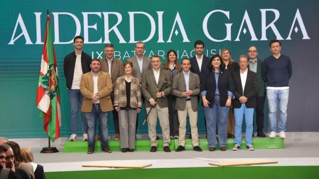 El presidente del EBB del PNV, Aitor Esteban, con los miembros de la Ejecutiva nacional, en la Asamblea General de marzo en Donostia