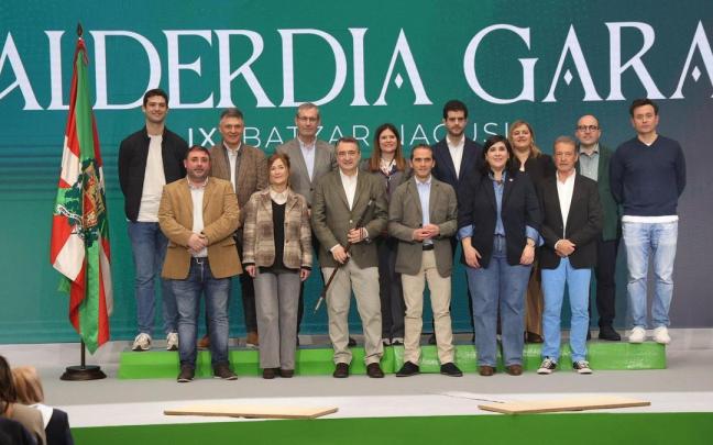 El presidente del EBB del PNV, Aitor Esteban, con los miembros de la Ejecutiva nacional, en la Asamblea General de marzo en Donostia