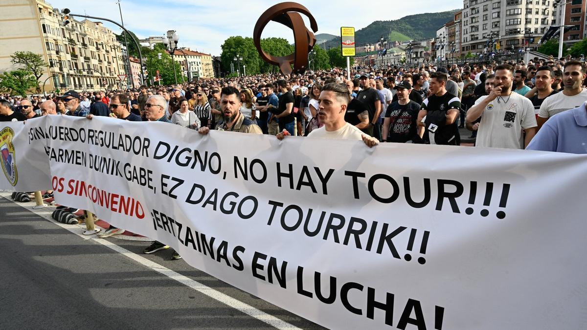 Imagen de la manifestación de este lunes de ertzainas en Bilbao.
