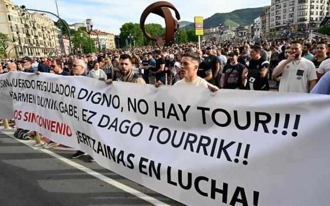 Imagen de la manifestación de este lunes de ertzainas en Bilbao.