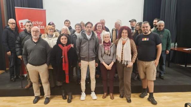 Rosa Rubio, segunda empezando por la derecha, con la organización territorial de Ezker Anitza-IU de Gipuzkoa