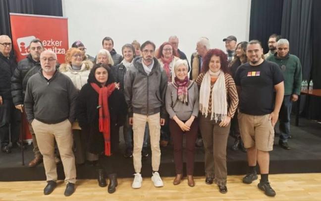 Rosa Rubio, segunda empezando por la derecha, con la organización territorial de Ezker Anitza-IU de Gipuzkoa