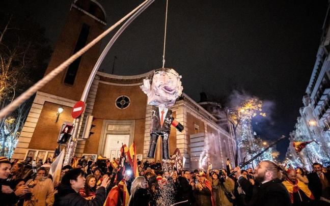 En la denuncia el PSOE destaca la relación entre los organizadores de la protesta --la asociación Revuelta-- y Vox. / Diego Radames En la denuncia el PSOE destaca la relación entre los organizadores de la protesta --la asociación Revuelta-- y Vox.