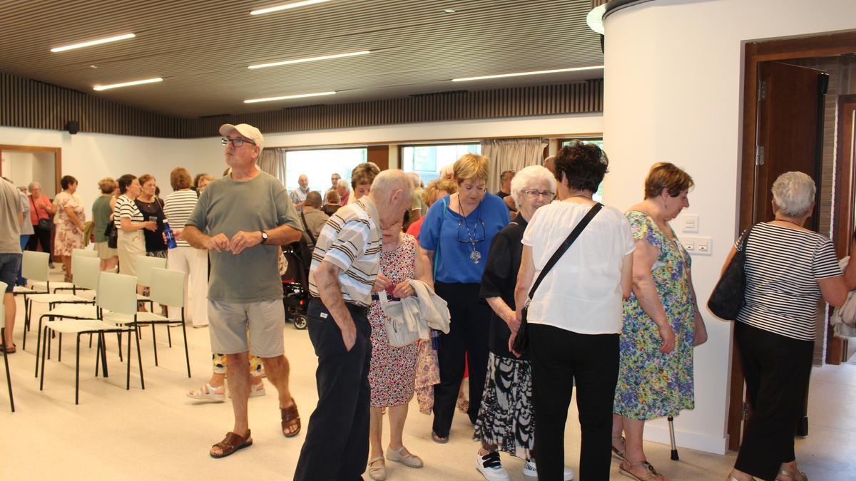 Público que asistió a la inauguración de la sala.