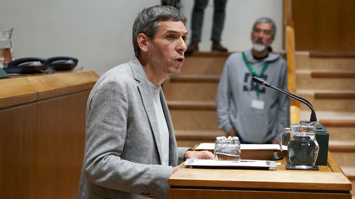 El parlamentario de Sumar, Jon Hernández, en el Parlamento Vasco.